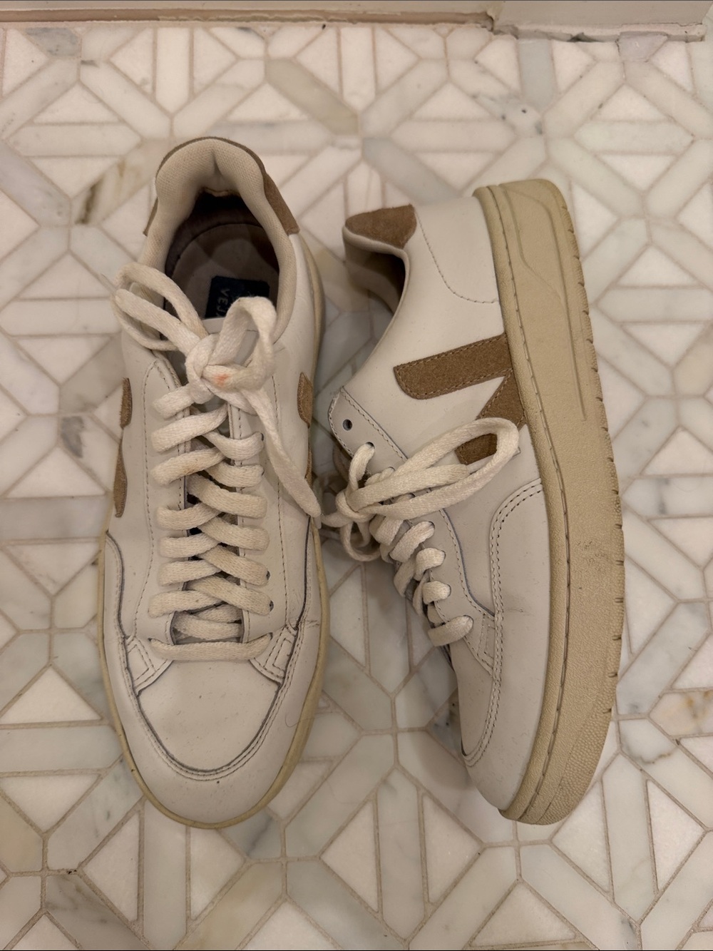 Chad women’s Cream and Tan Low-Top Leather Sneakers size 8